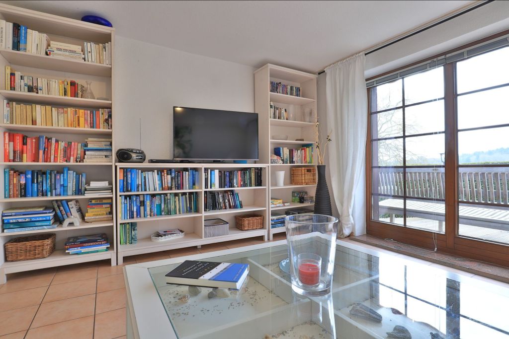 Fischerhaus Whg. Sommerbrise - Blick auf den TV vom Sofa