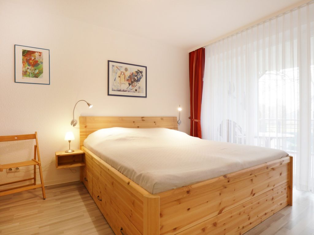 Likedeeler Whg. Li30 - Blick in das Schlafzimmer mit Zugang auf den Balkon