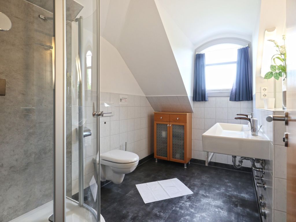 Villa Seegarten Whg. Seg11 - Blick in das Tageslichtbad mit Dusche