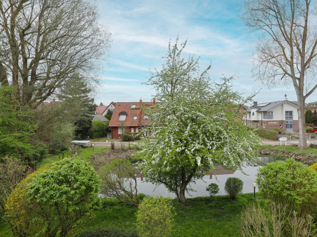 Haus am Teich, Whg. D16 - Blick vom Wohnbereich auf den Teich hinter dem Haus
