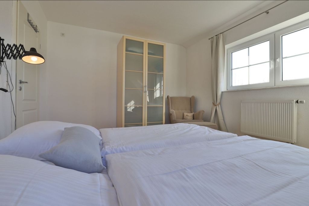 Kiekut - Blick in das Schlafzimmer mit großem Kleiderschrank