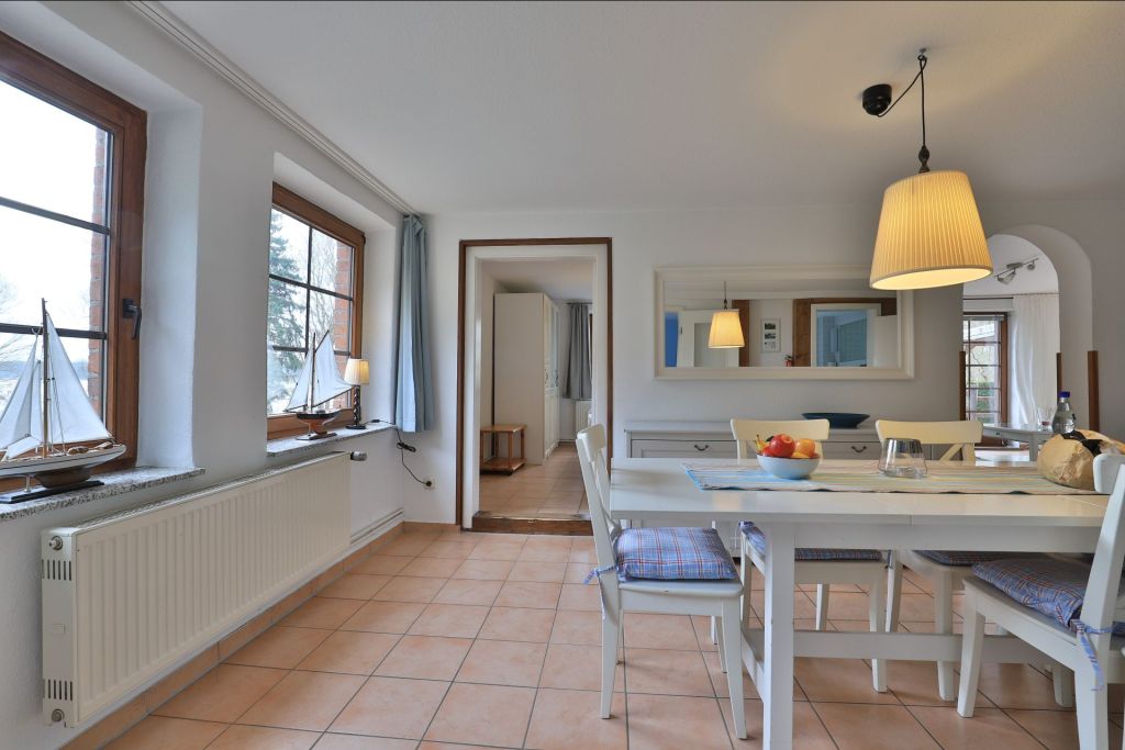 Fischerhaus Whg. Sommerbrise - Blick auf den offenen Essbereich mit Seeblick