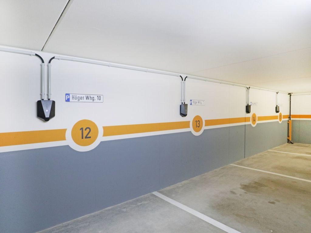 Villa Höger - Blick auf die Wallboxen in der Tiefgarage, an jedem Stellplatz.