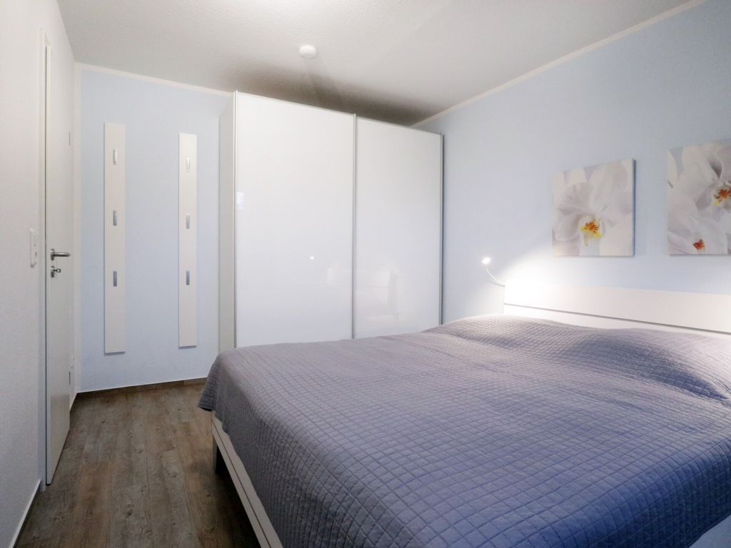 Mariannenweg Whg. M02 - Blick in das Schlafzimmer mit großem Kleiderschrank