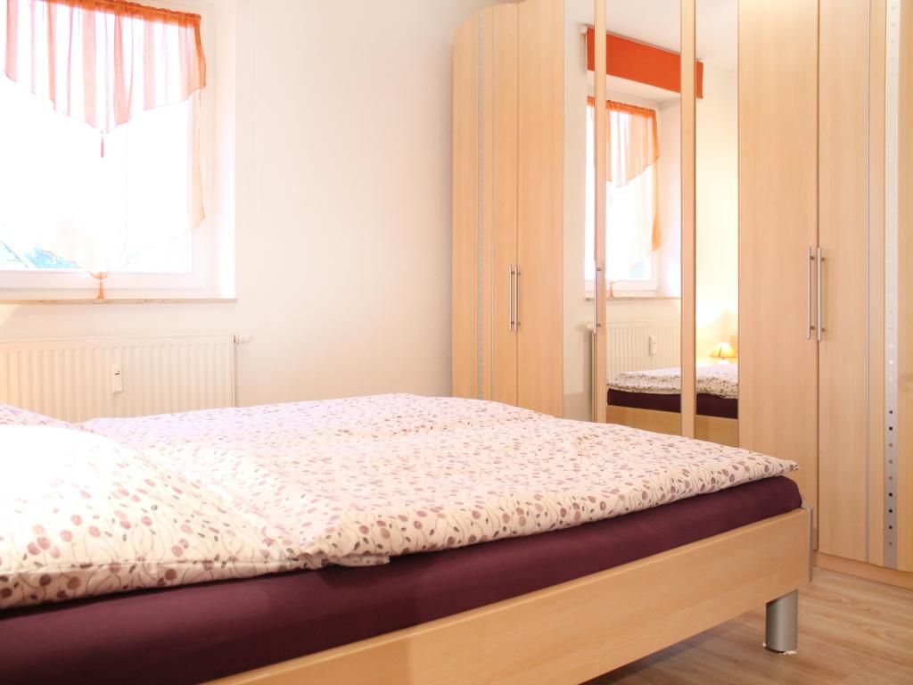 Kastanienhof Whg.10 - Blick in das Schlafzimmer mit einem Doppelbett