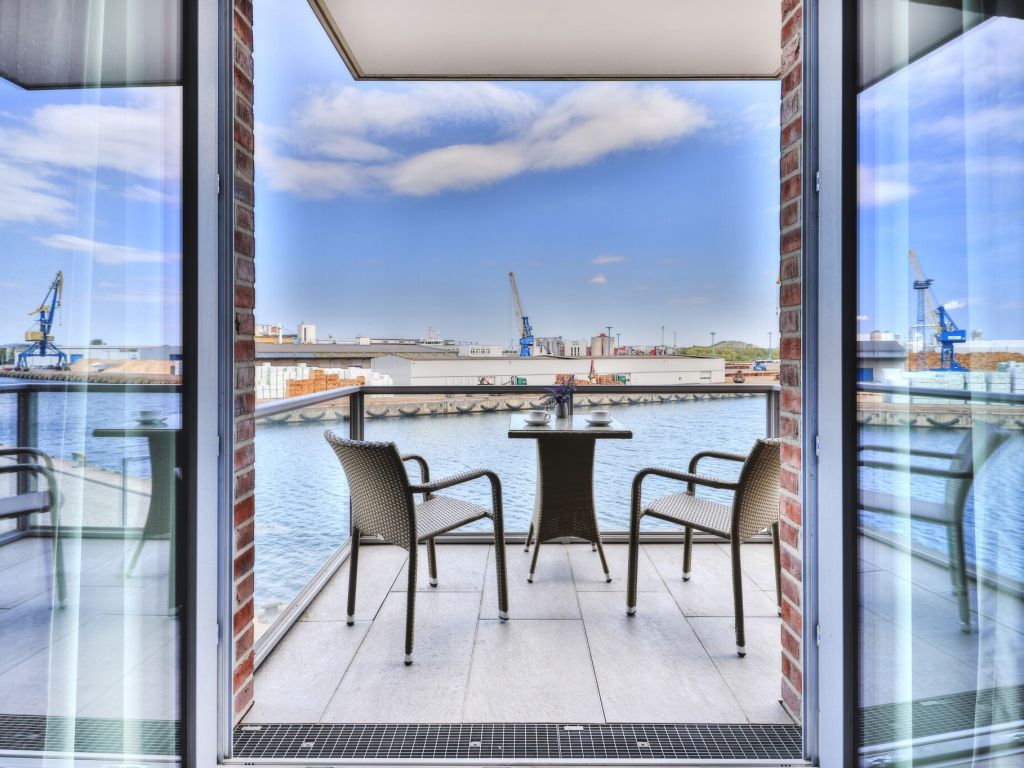 Hafenspitze App. 18 - Blick vom Wohnbereich auf den Balkon