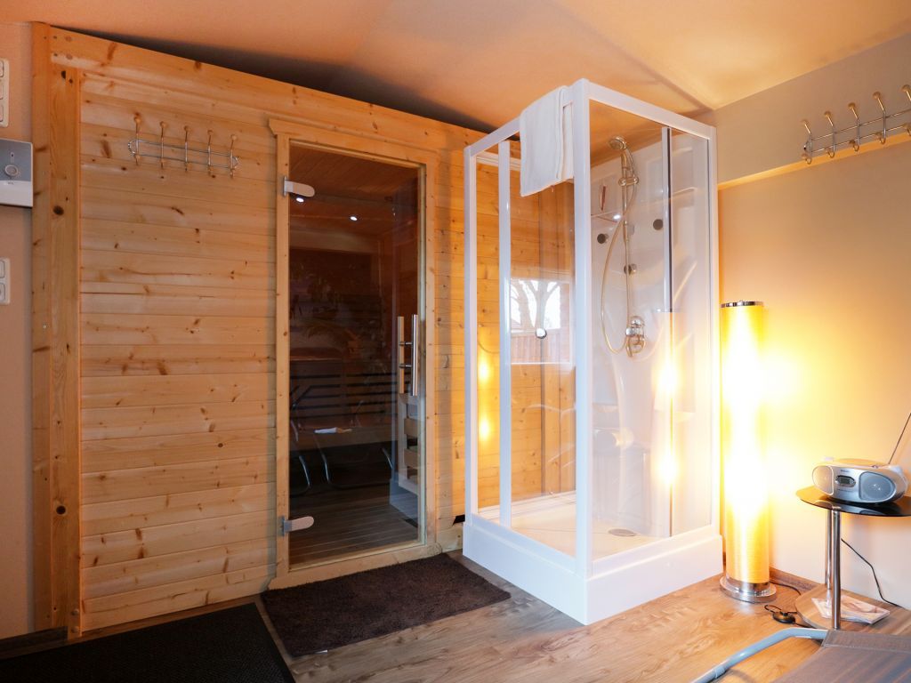 Schwannest - Blick auf die Sauna und die Dusche