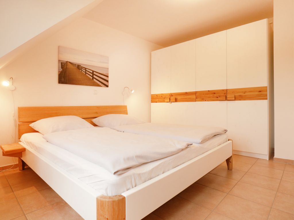 Ostseeblick 03 - Blick in das untere Schlafzimmer mit einem Doppelbett