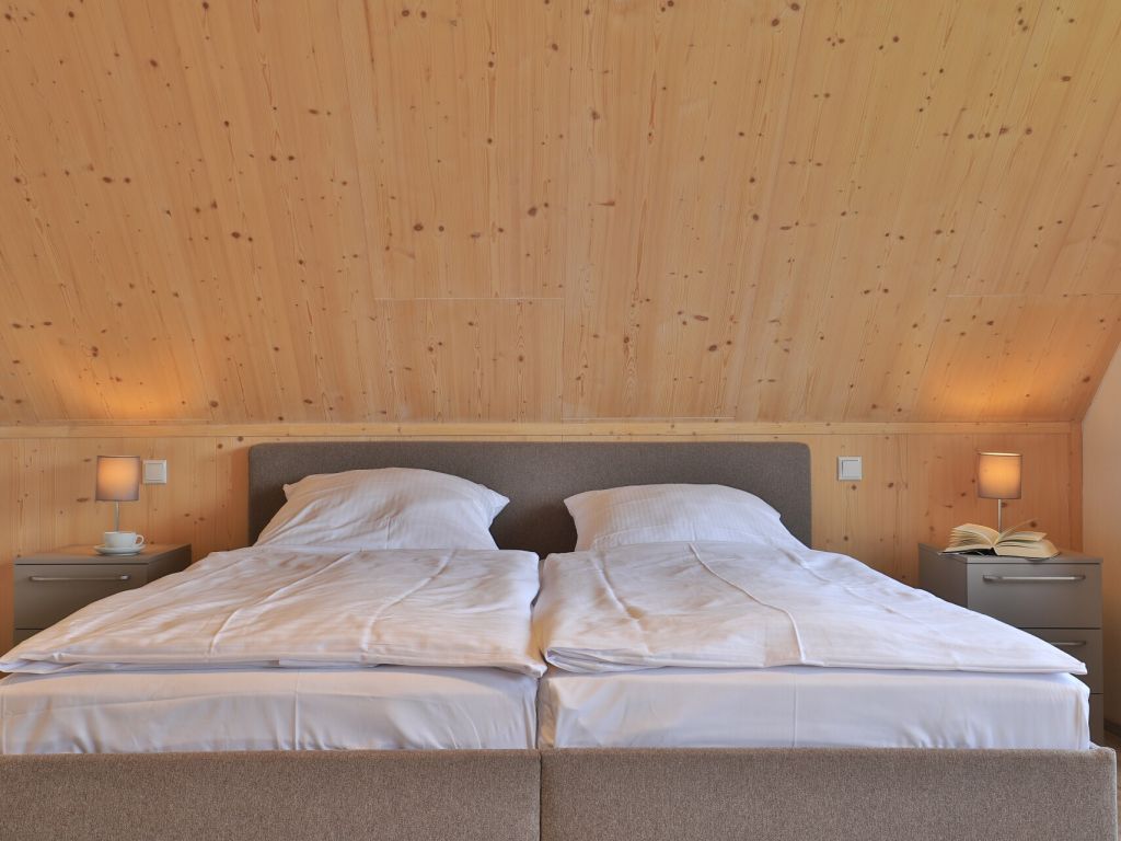 Ostseehaus Ulrich - Blick in das große Schlafzimmer im OG mit Bad