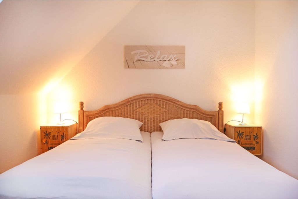 Haus Stranddüne - Blick in das Schlafzimmer mit einem Doppelbett