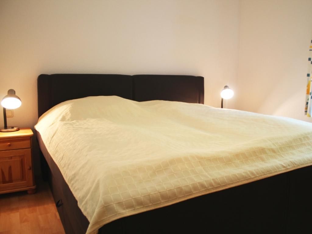 Barendrof Whg. Meyer1- Blick auf das Boxspringbett im Elternschlafzimmer