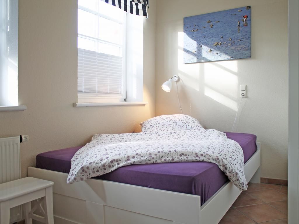 Whg. Lübeck - Blick in das kleine Schlafzimmer (Bett - 1,40 x 2,00m)