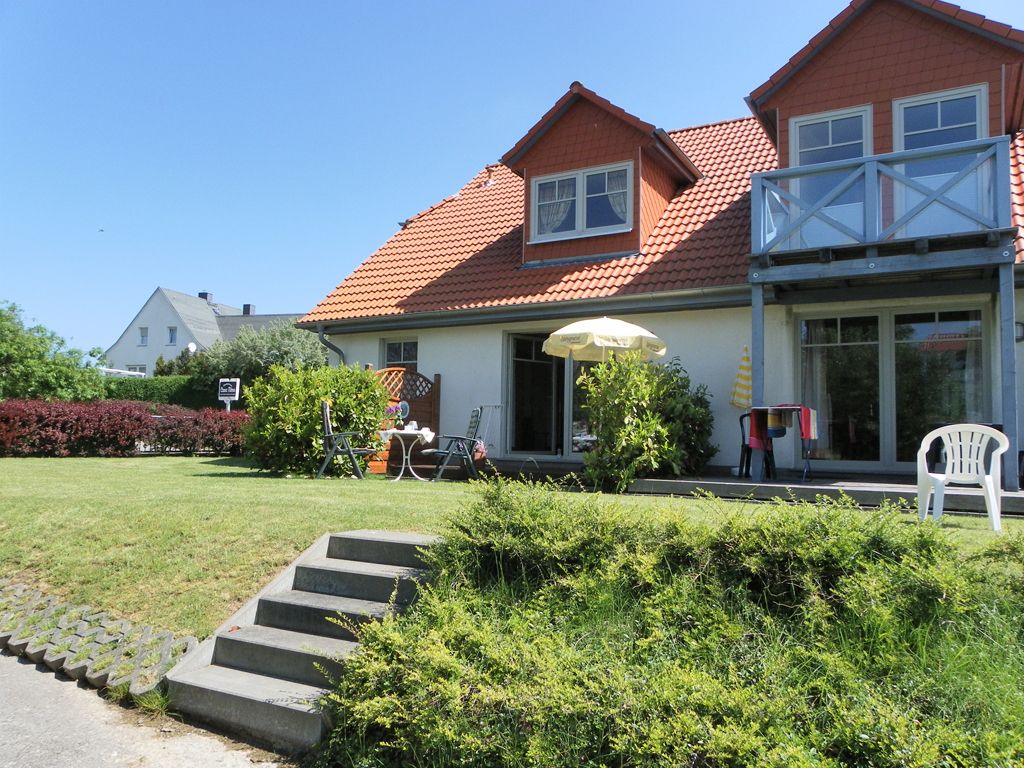 Strandhaus Redewisch Whg. 5 - Blick auf das Haus und die Terrasse