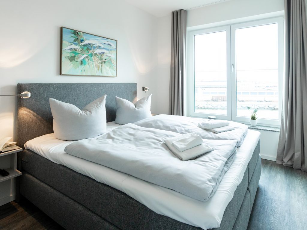 Hafenspitze App. 35 - Blick in das linke Schlafzimmer mit 2. TV