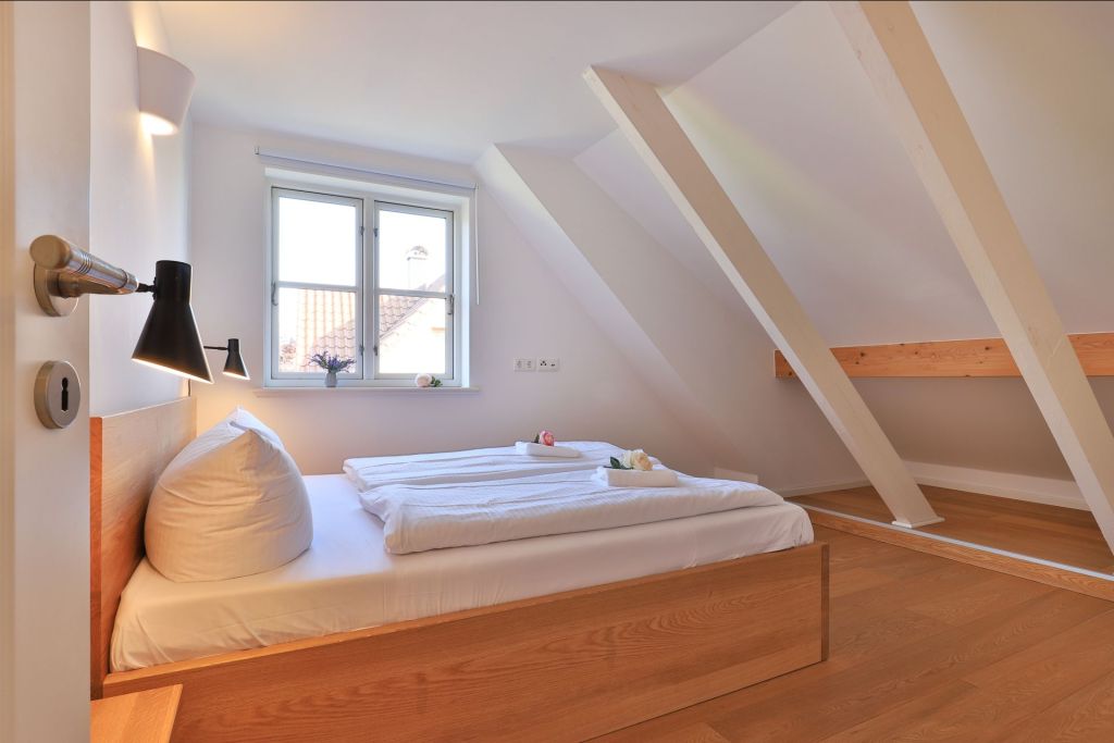 Smutje, Ferienhaus - Blick in das Schlafzimmer mit offenen Balken