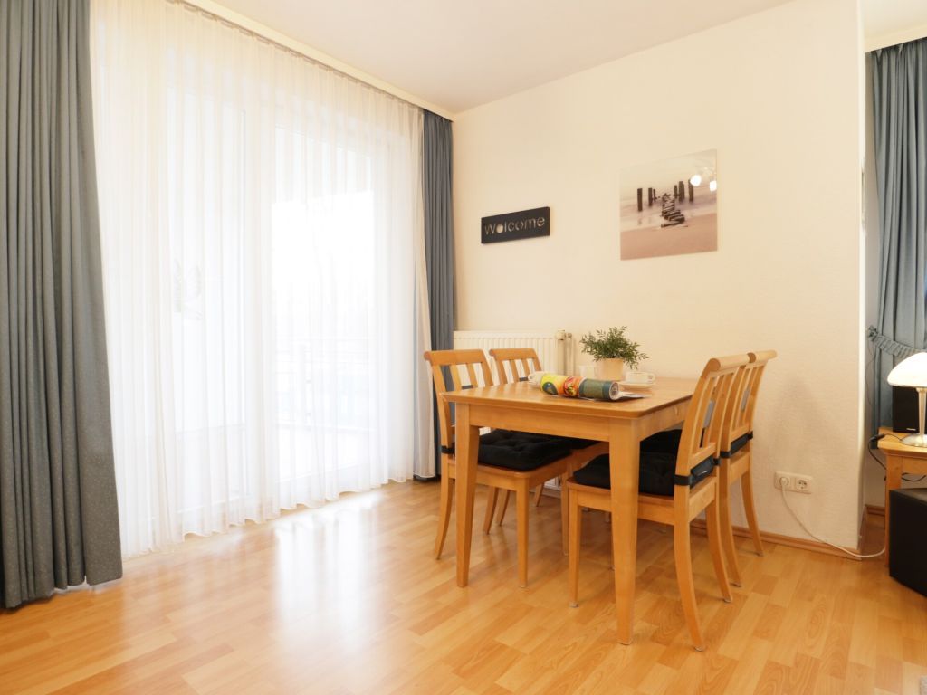 Likedeeler Whg. Li30 - Blick auf den Essbereich mit Zugang auf den Balkon