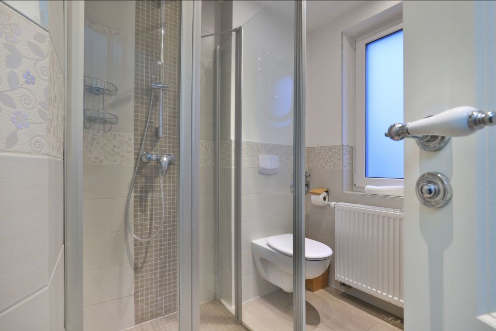 Strandhafer Whg. 1 - Blick in das Tageslichtbad mit Dusche