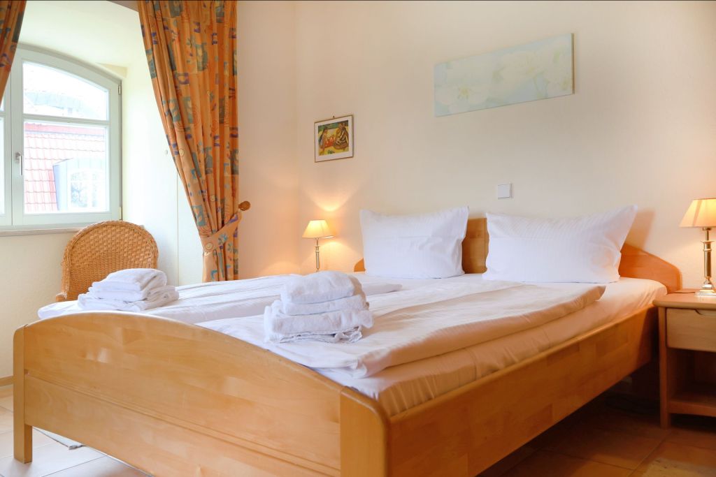 Villa Sonnengarten Whg. Sog5 - Blick in das Schlafzimmer mit einem Doppelbett