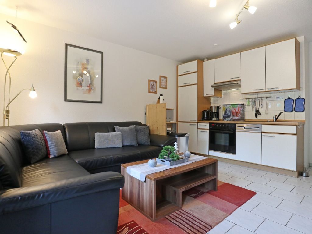 Urlauberdorf 23b - Blick auf den offenen Wohnbereich mit offener Küche