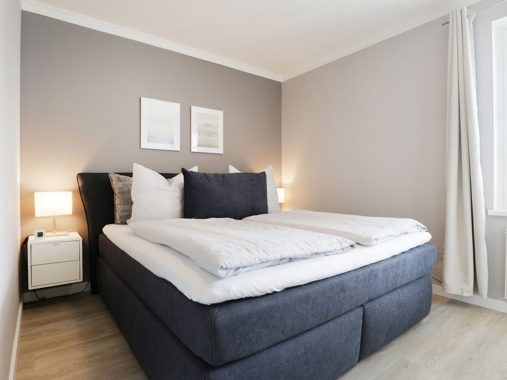 Seebach Whg. S16 - Blick in das Schlafzimmer mit großem Boxspringbett