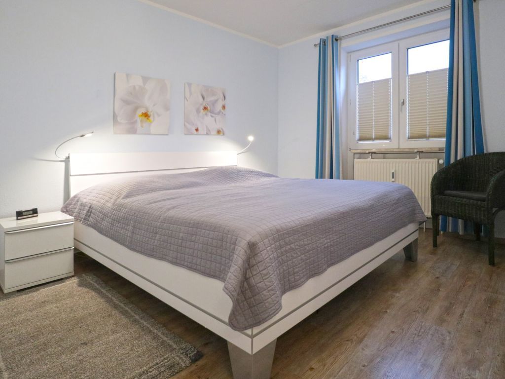 Mariannenweg Whg. M02 - Blick in das Schlafzimmer mit großem Kleiderschrank