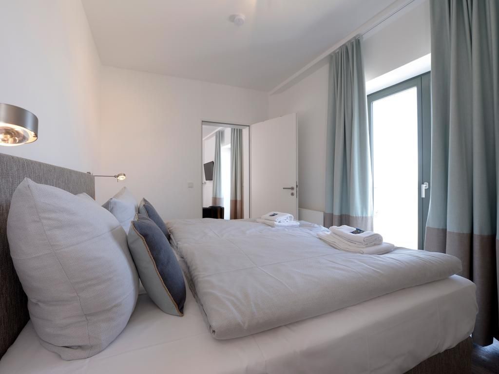 Ohlerich Speicher App. 19 - Blick in das großere Schlafzimmer mit TV
