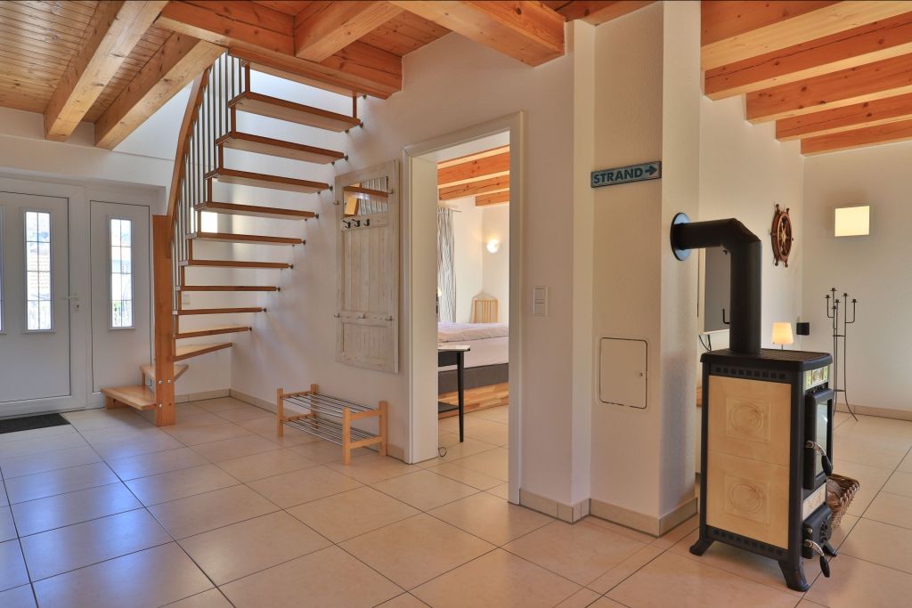 Wellenreiter Ferienhaus - Blick auf den offenen Wohnbereich und den Flur im EG