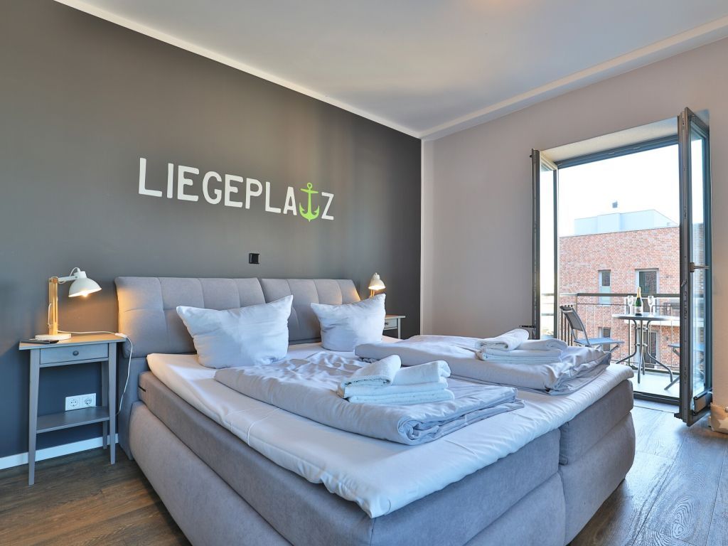 Ohlerich Speicher App. 21 - Blick in das Schlafzimmer und auf den Balkon