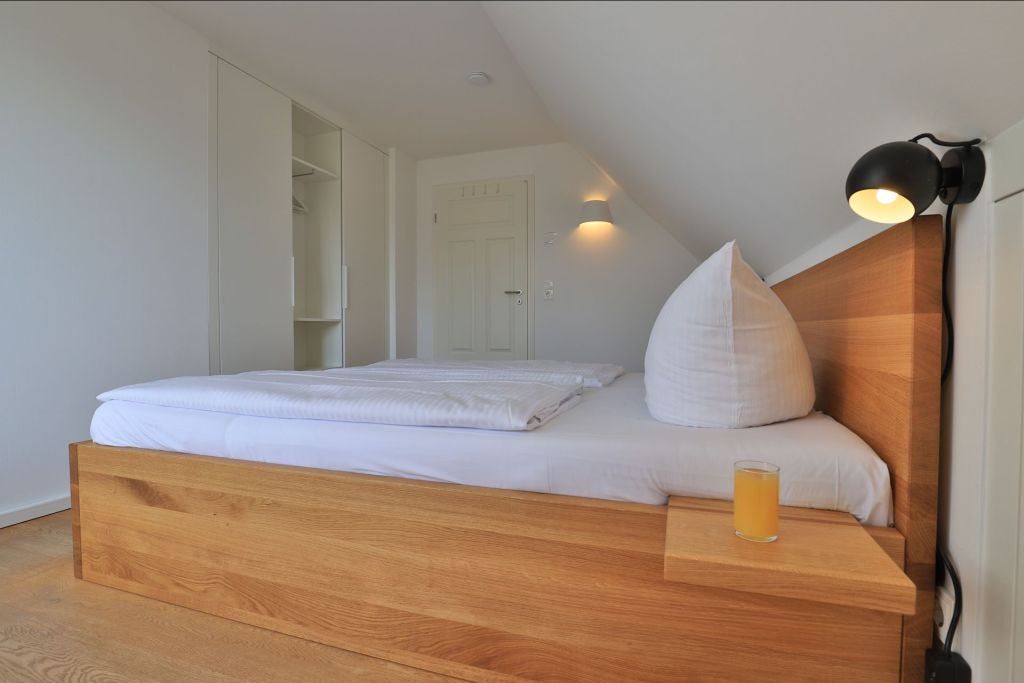 Smutje, Ferienhaus - Blick in das Schlafzimmer mit Doppelbett und TV