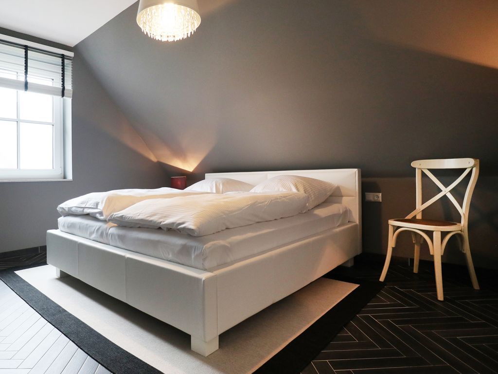 Jolle - Blick in ein Schlafzimmer im OG mit TV und Doppelbett