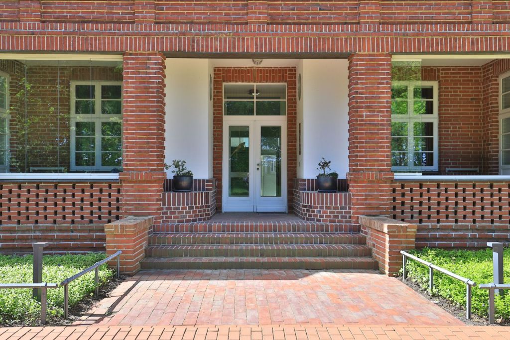 Villa Höger - Blick auf den Eingang der Villa von der Mittelpromenade